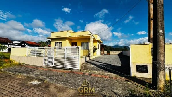 Casa com 3 quartos, terreno amplo