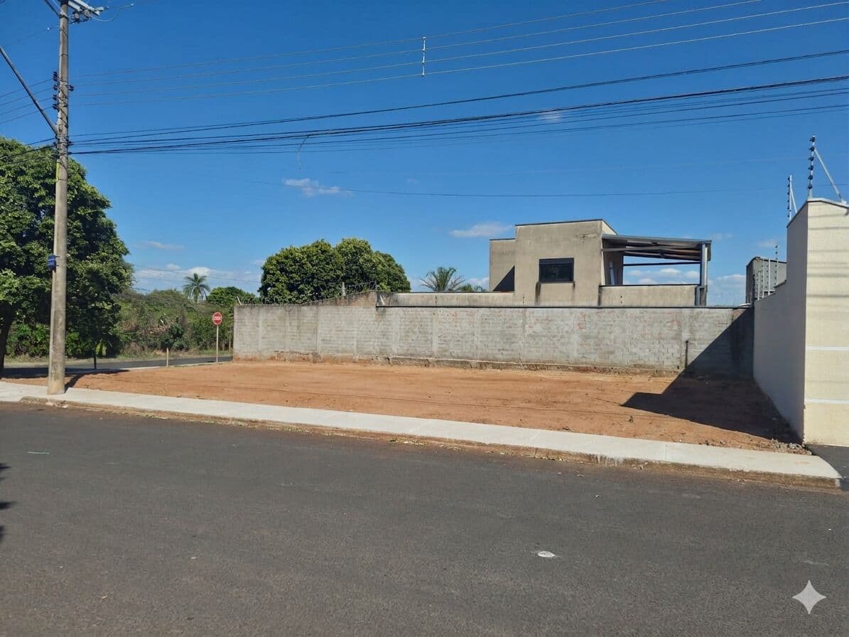 Lote de Esquina com Muro de Arrimo Pronto no Pq. Gramado - 180 Meses Direto