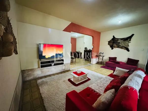 Casa com 3 Quartos, Terraço e Quintal em Ótima Localização