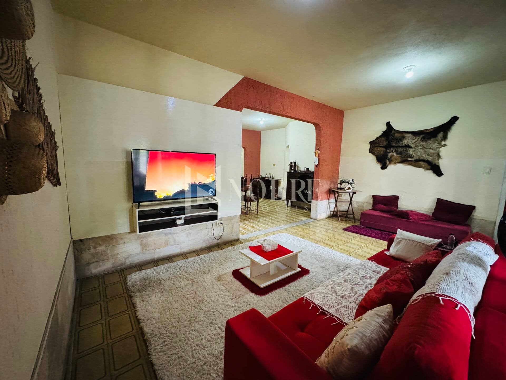 Casa com 3 Quartos, Terraço e Quintal em Ótima Localização