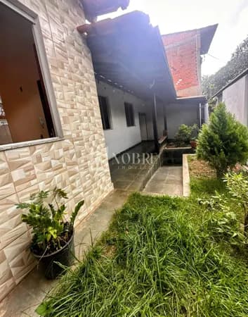Casa Ampla com 300 m², 4 Quartos e Quintal Espaçoso