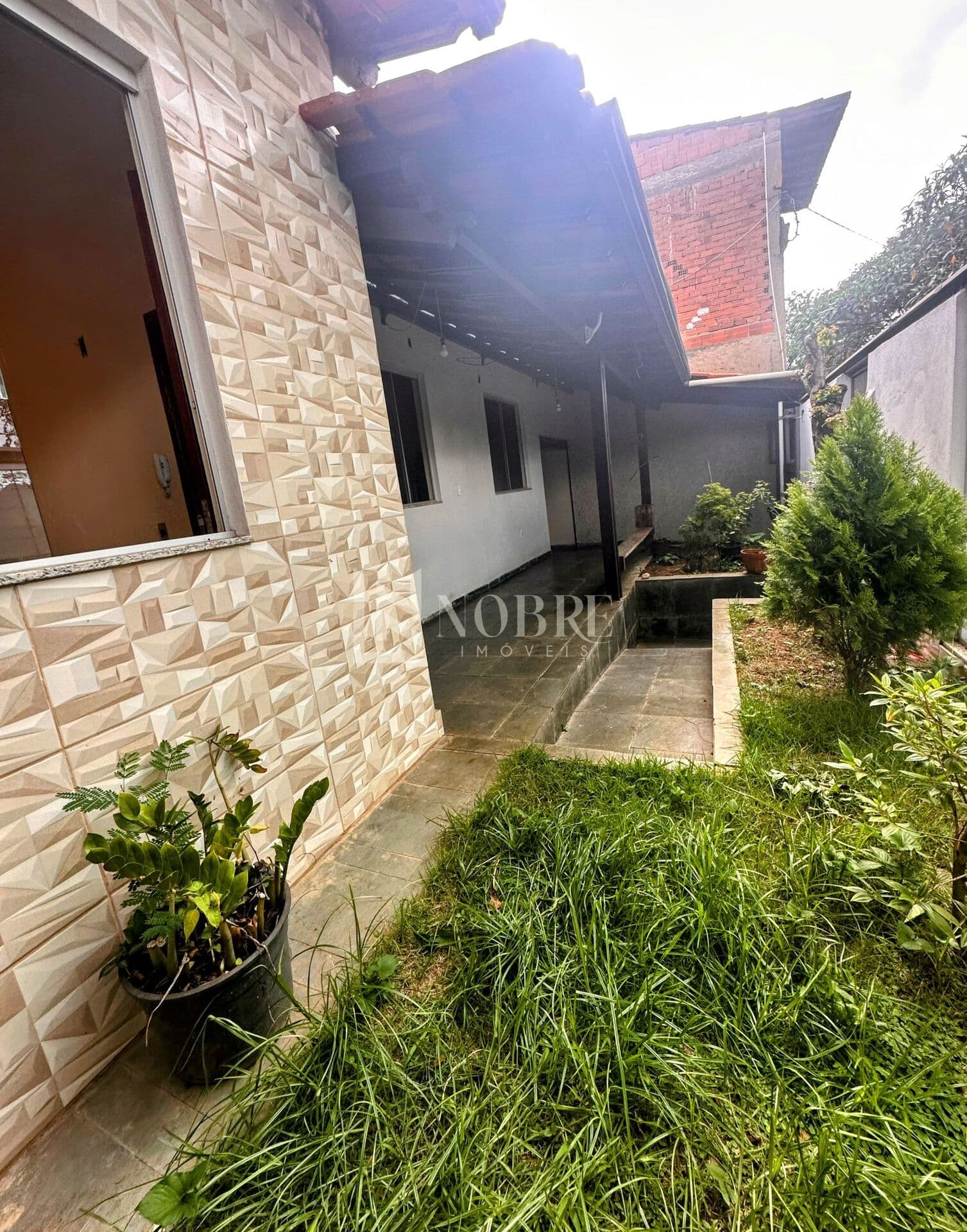 Casa Ampla com 300 m², 4 Quartos e Quintal Espaçoso