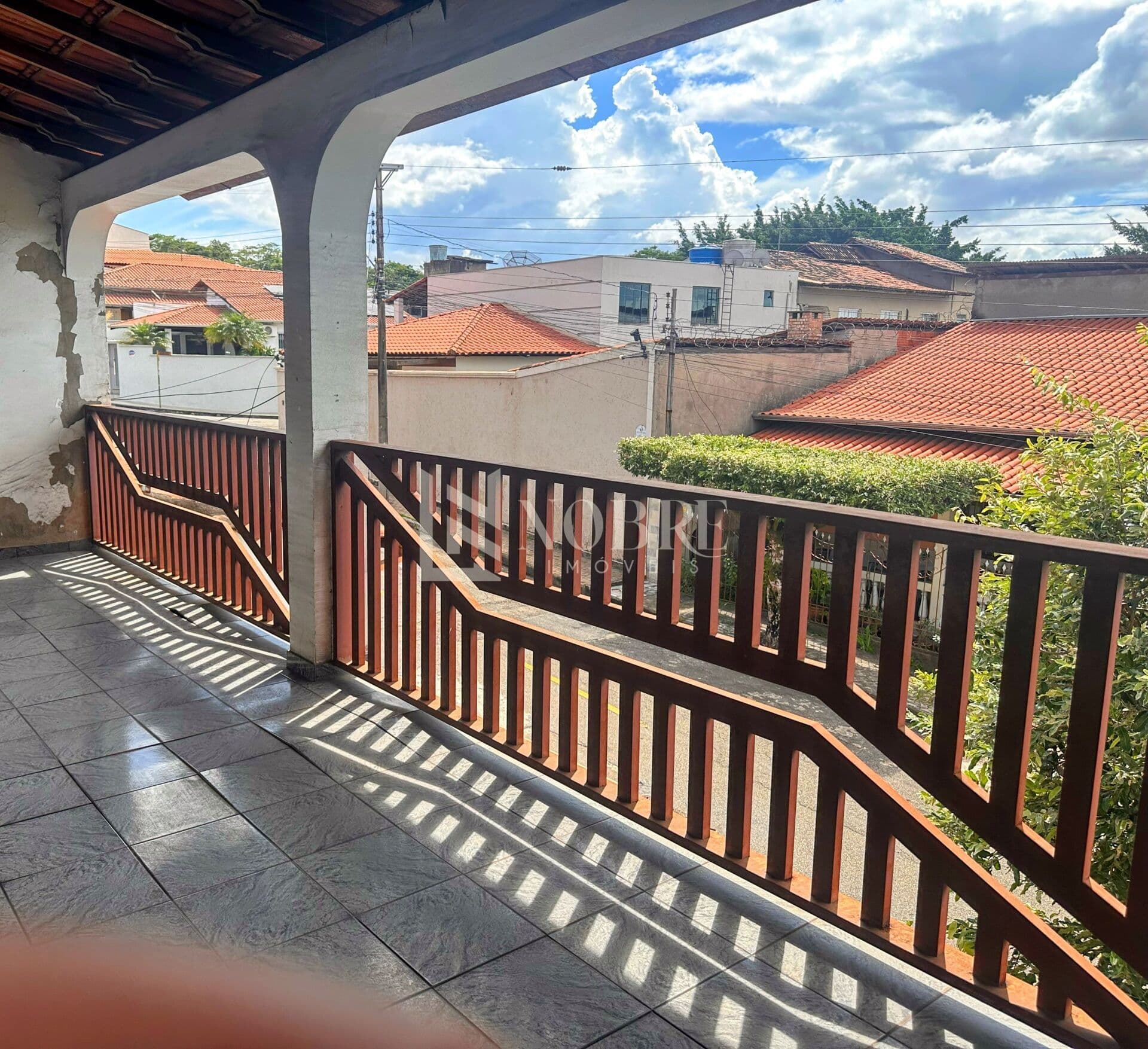 Casa Linear com 5 Quartos e Garagem para 4 Carros