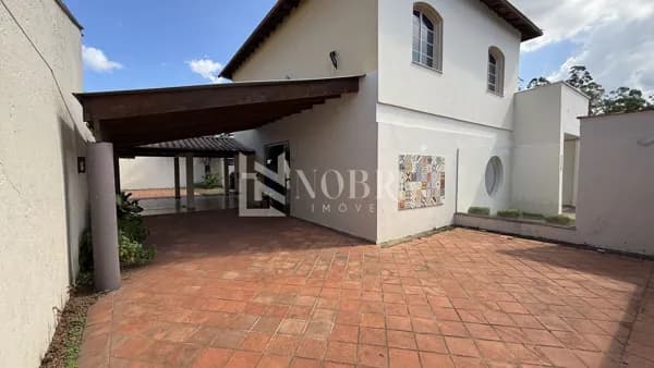 Casa Ampla com 399 m², 3 Quartos, DCE e 5 Vagas de Garagem