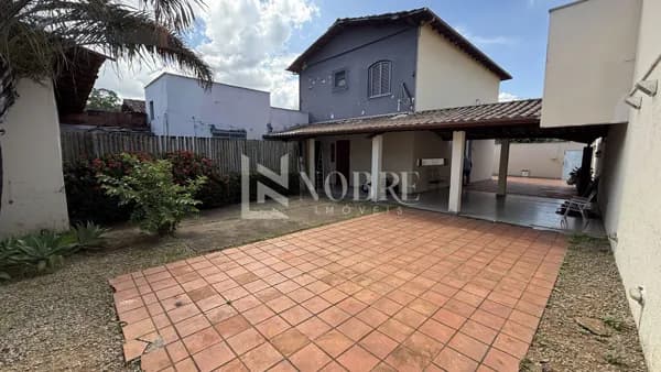 Casa Ampla com 399 m², 3 Quartos, DCE e 5 Vagas de Garagem