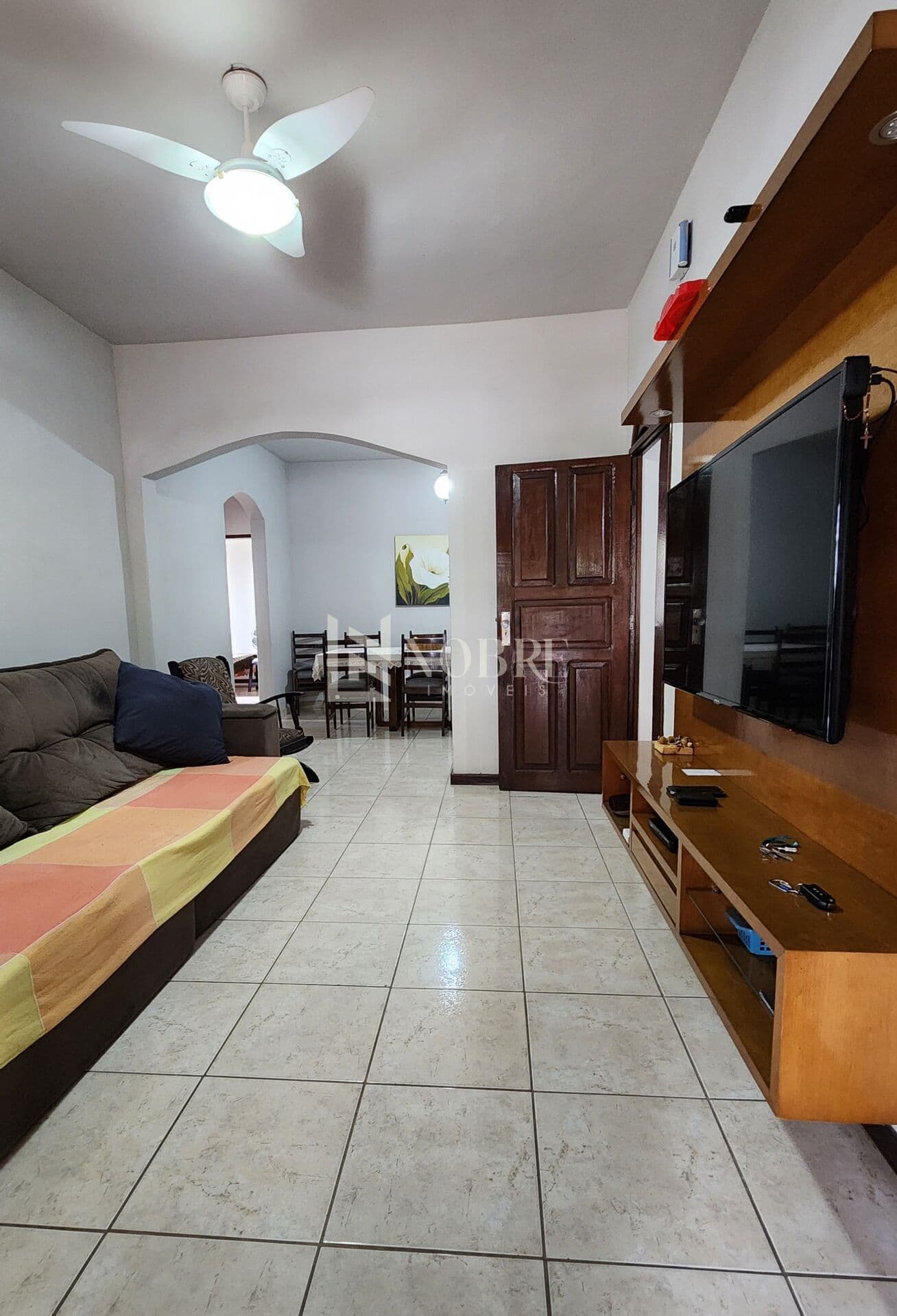 Casa Ampla e Linear com 3 Quartos, Jardim Frontal e Espaço Externo Versátil