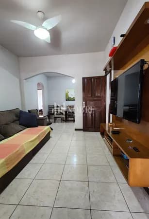 Casa Ampla e Linear com 3 Quartos, Jardim Frontal e Espaço Externo Versátil