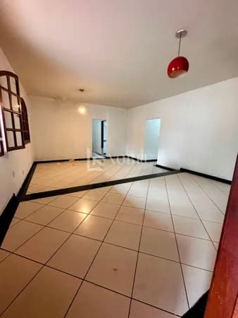 Casa em Lote de 432 m² com Quintal Amplo