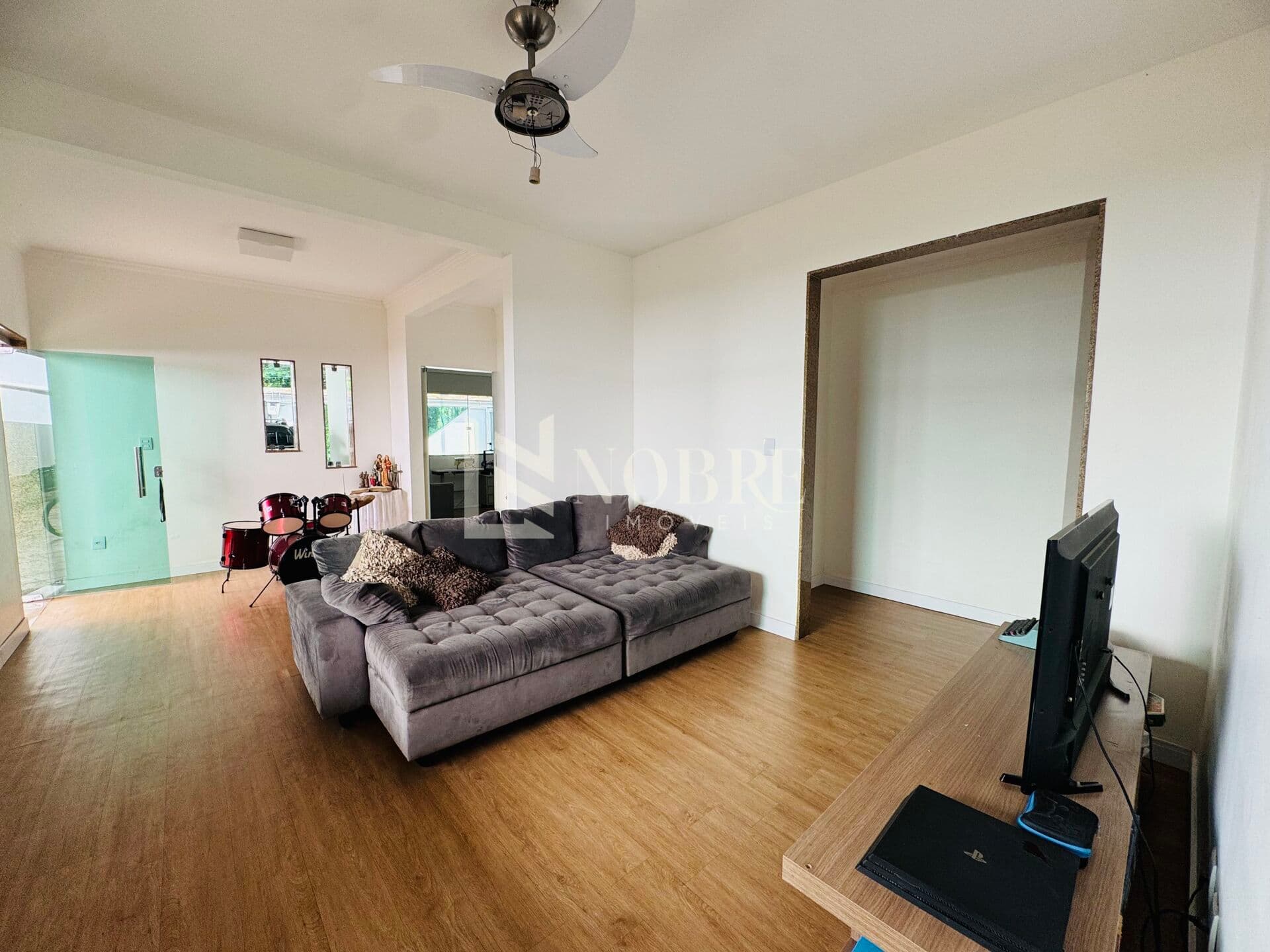 Casa com 300 m², 4 Quartos, Energia Fotovoltaica e Área Gourmet