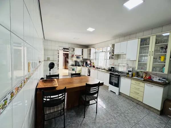 Casa com 300 m², 4 Quartos, Energia Fotovoltaica e Área Gourmet