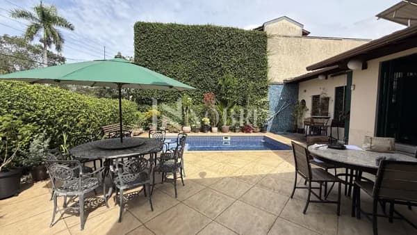 Casa de Alto Padrão com 450 m², 4 Quartos, Escritório e 5 Vagas