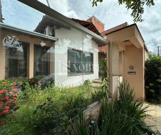 Casa Ampla com Espaço Gourmet e Dependência nos Fundos – Próxima à Avenida Comercial do Bairro