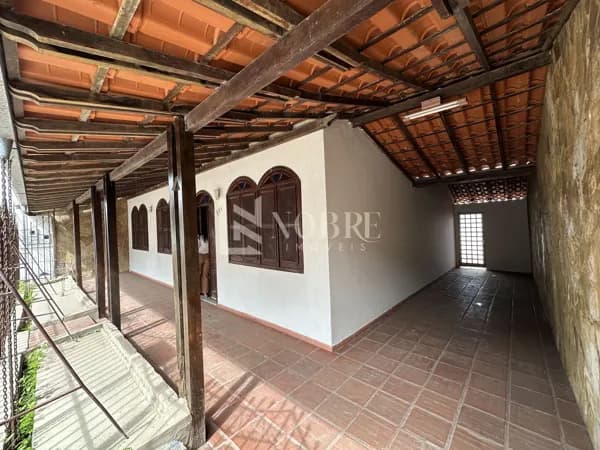 Casa espaçosa com barracão e suíte com banheira no Imbaúbas