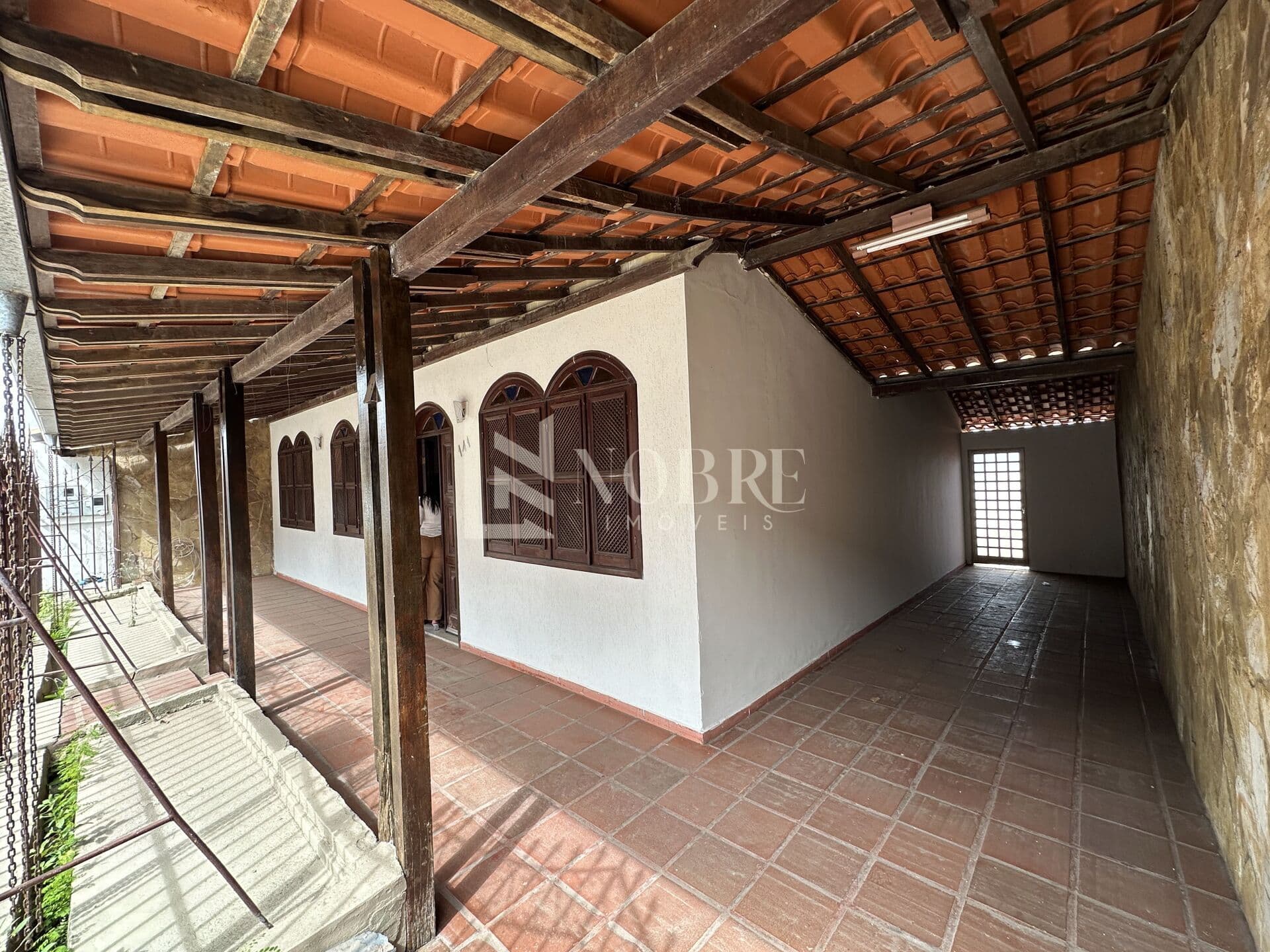 Casa espaçosa com barracão e suíte com banheira no Imbaúbas