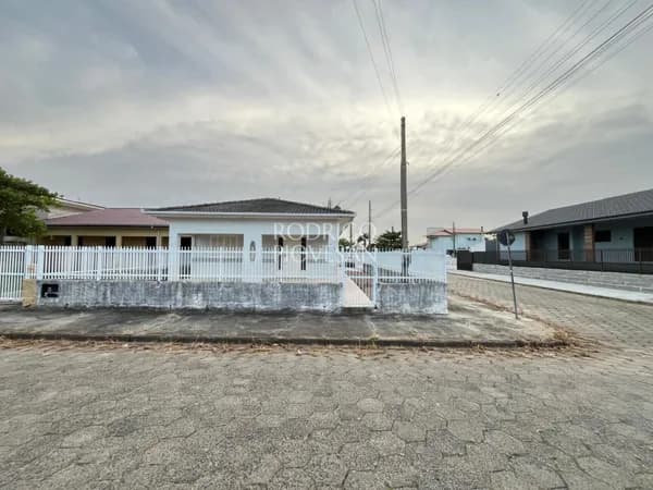 Casa à venda na Zona Sul em Balneário Rincão/SC com 3 dormitórios, suíte e terreno de esquina