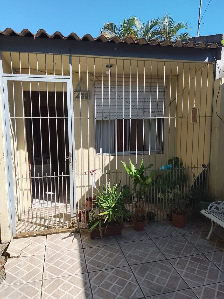 Terreno com uma casa de alvenaria condtrída, 3 dormitórios, garagem