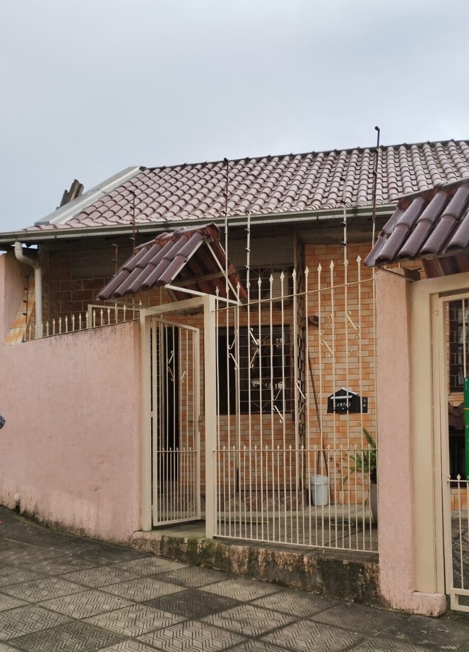 Casa Padrão / terreno com três casas / Bairro Jardim ITU