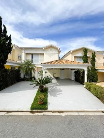Residência com Ambientes Integrados, Spa e Acabamentos de Alto Padrão em Alphaville