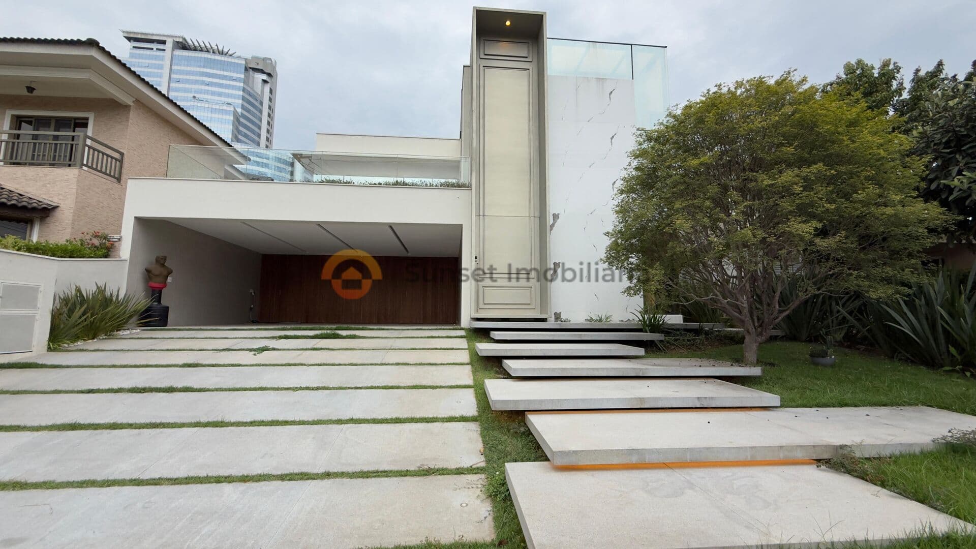 Residência Contemporânea com 4 Suítes, Escritório e Área Gourmet Integrada em Condomínio de Alphaville