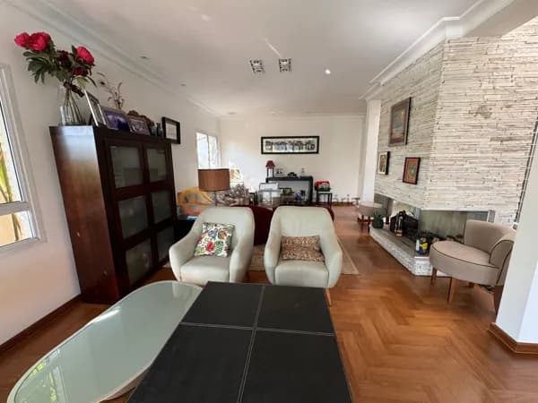Luxo e Exclusividade em Alphaville: 4 Suítes, Living Amplo, Varanda Gourmet e Piscina com Vista Privilegiada para a Área Verde