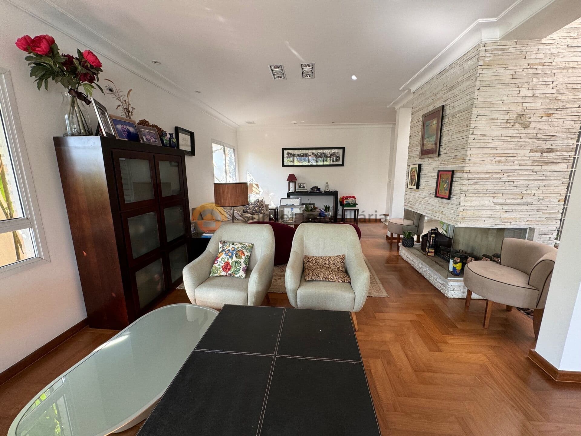 Luxo e Exclusividade em Alphaville: 4 Suítes, Living Amplo, Varanda Gourmet e Piscina com Vista Privilegiada para a Área Verde