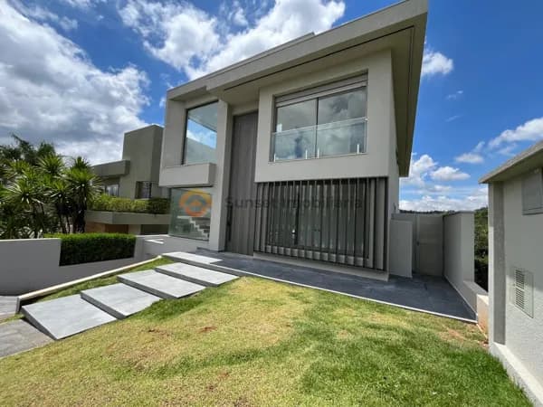 Casa Premium com Elevador, Man Cave e Piscina Integrada à Natureza