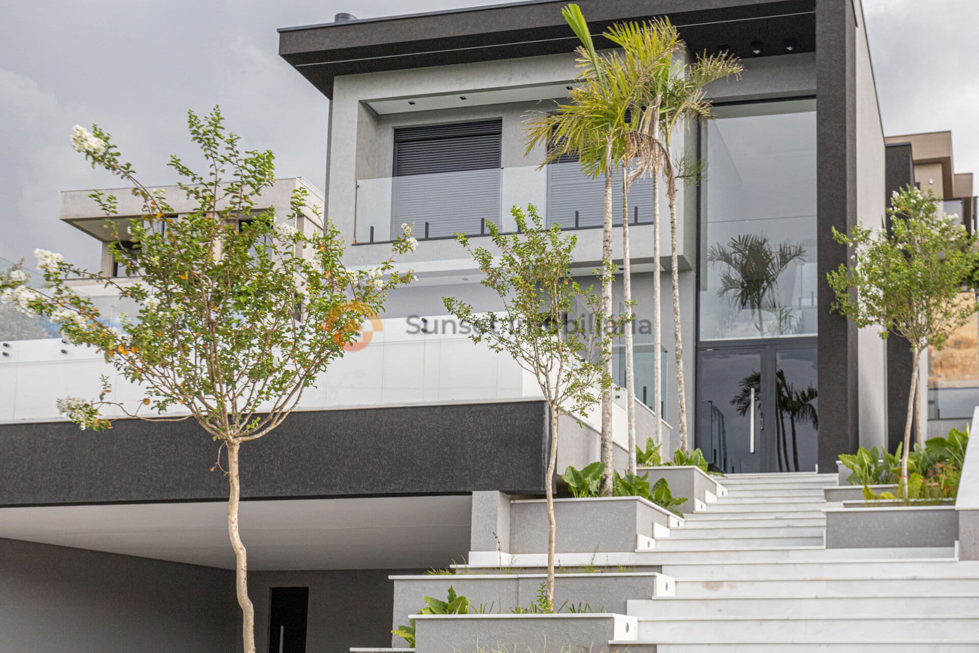 Casa moderna e sofisticada em condomínio fechado - Nunca Habitada