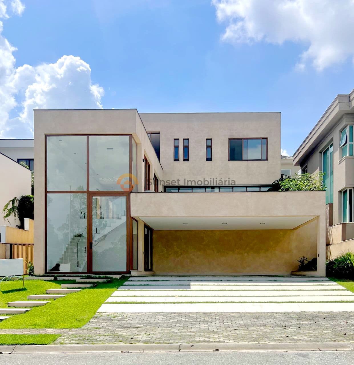 Casa de Alto Padrão 420m² de área construída no Tamboré 10