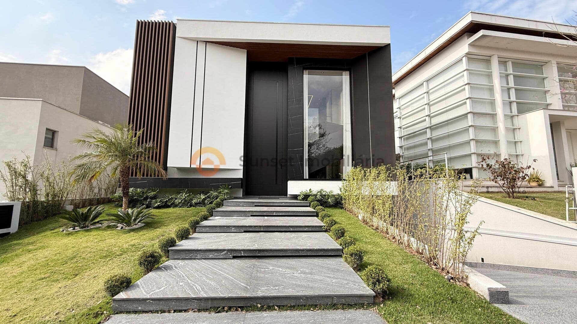 Requinte em Cada Detalhe | Luxo e Tecnologia Projeto Exclusivo com Estrutura Completa, Suíte Master, Escada Escultural e Acabamentos Portobello