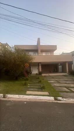 Residência Contemporânea com 4 Dormitórios, Piscina e Pé-Direito Alto no Condomínio Campos do Conde