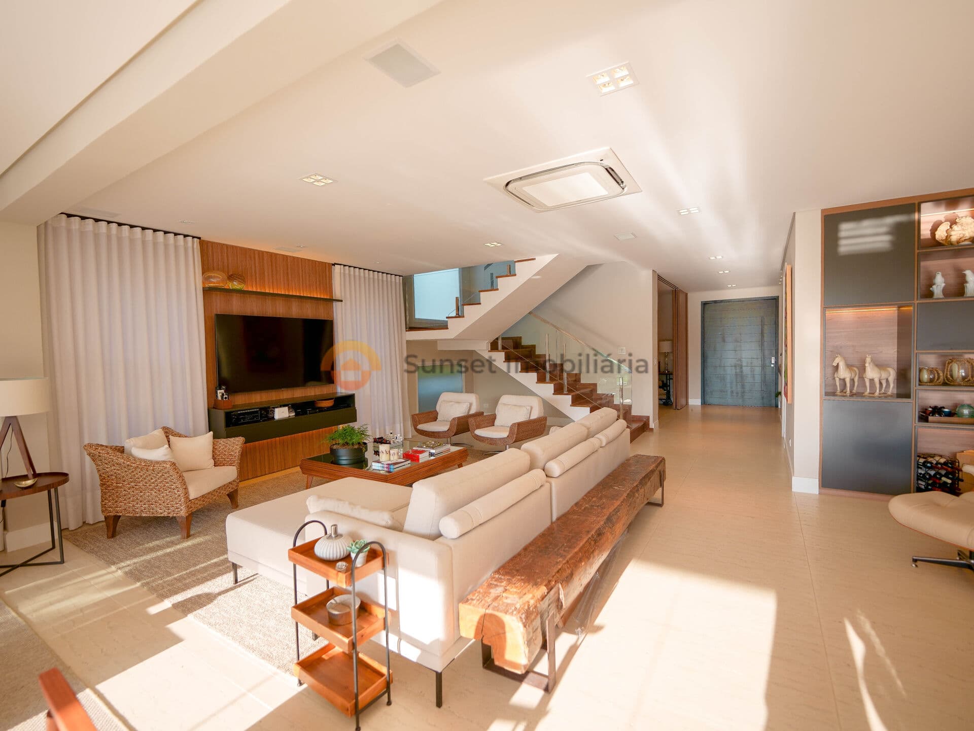 Casa Moderna com 4 Suítes e Ampla Área Construída