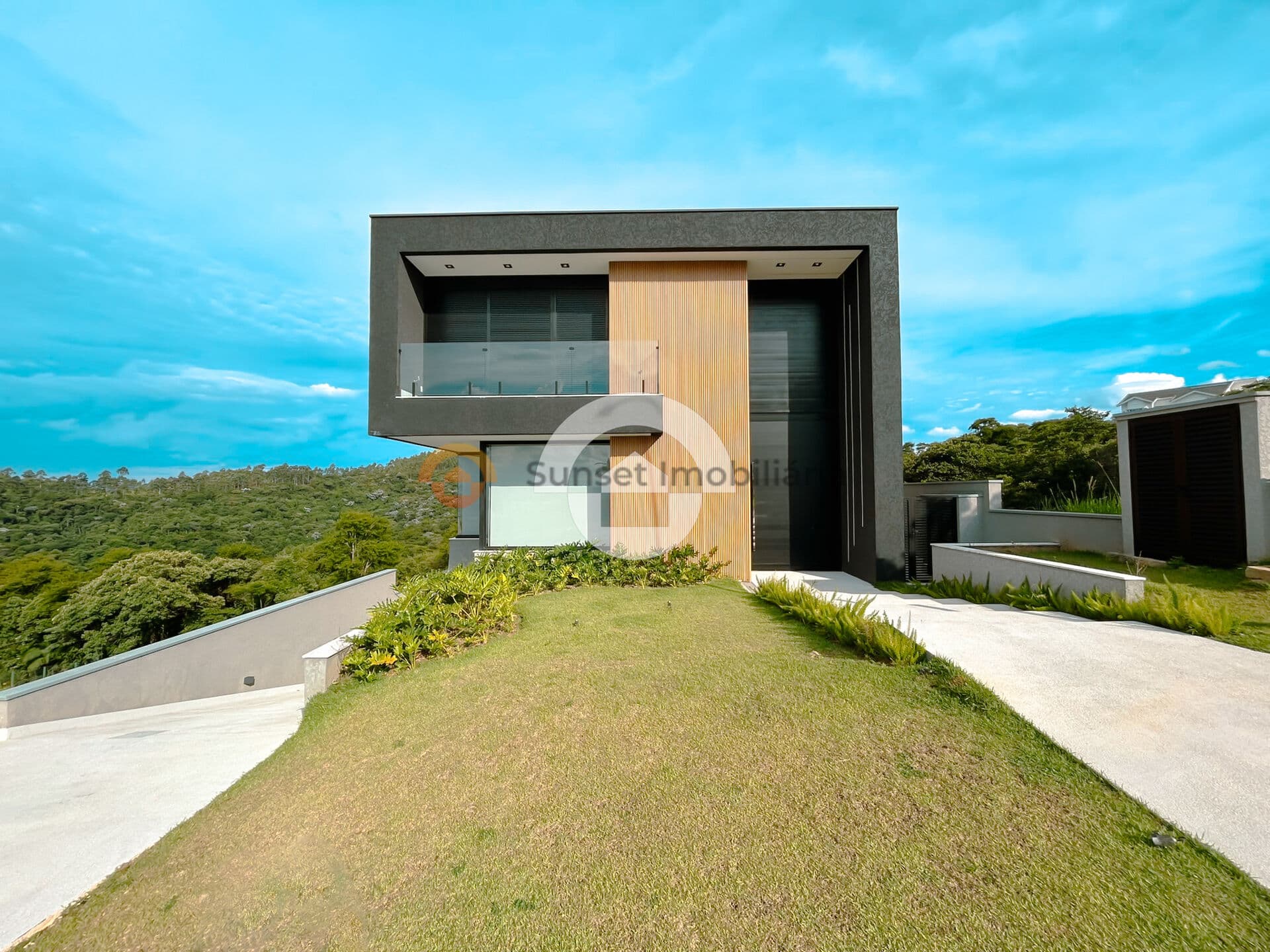 Casa a Venda em Alphaville -- Com Quadra Esportiva, Sauna e Quintal Amplo em Alphaville