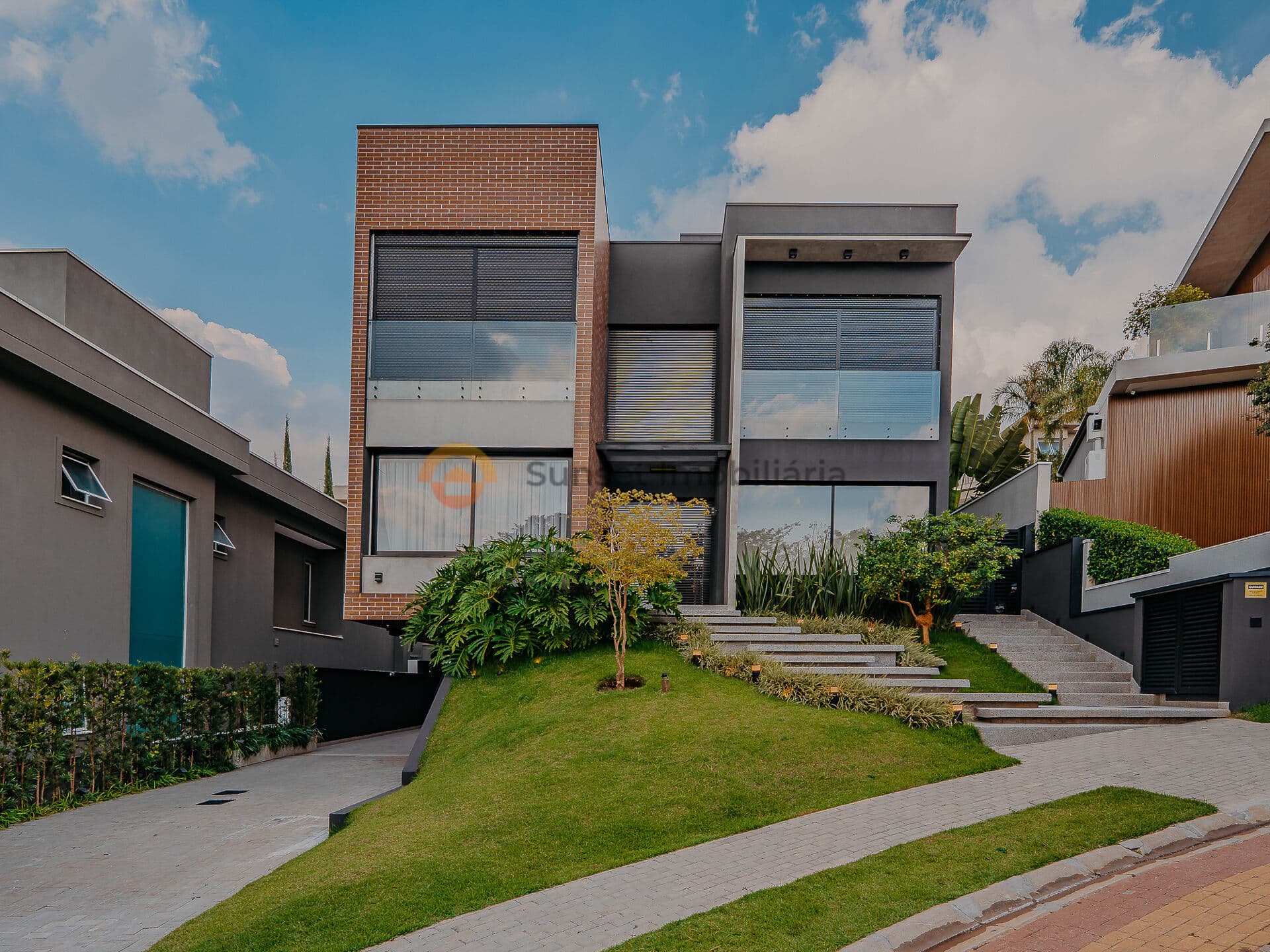 Casa Contemporânea no Tamboré com 5 Suítes e Pé-Direito Alto