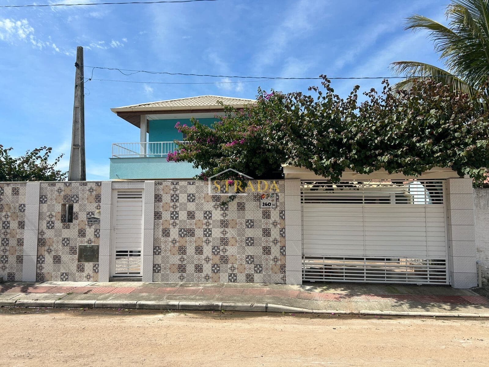 Casa com edícula e Piscina no fundo