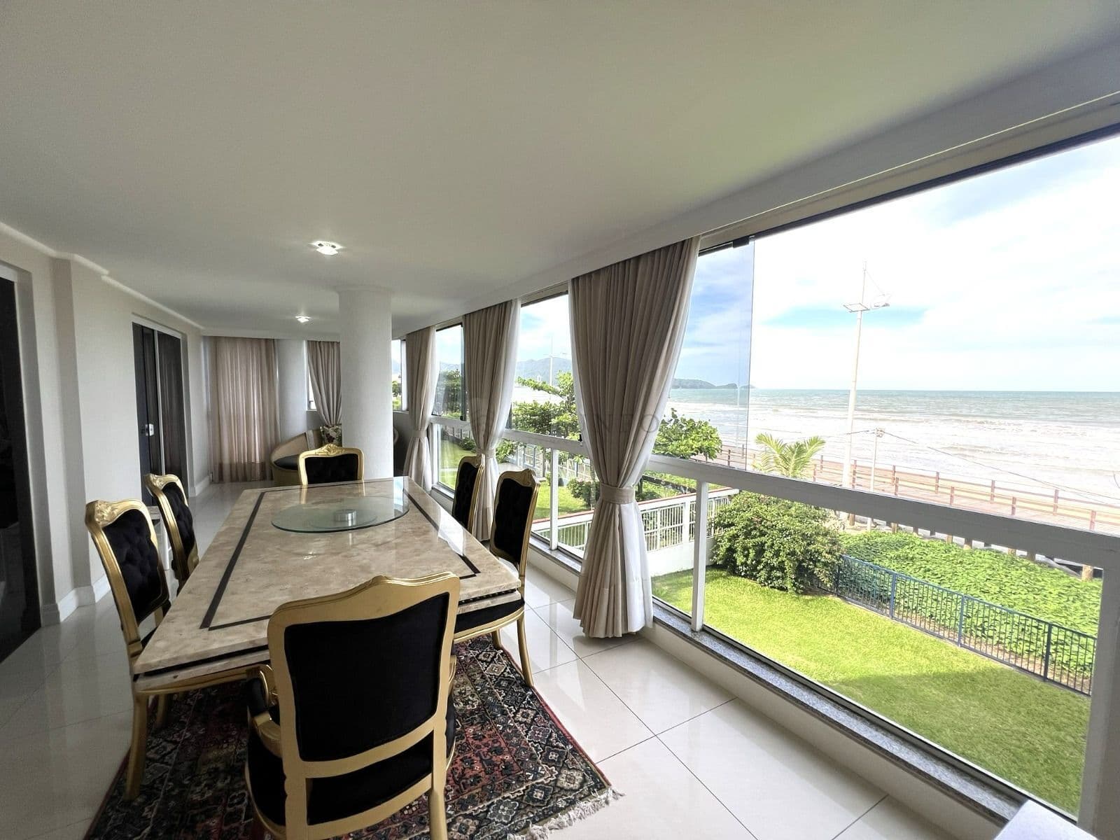 Apartamento FRENTE MAR em Itapema/SC