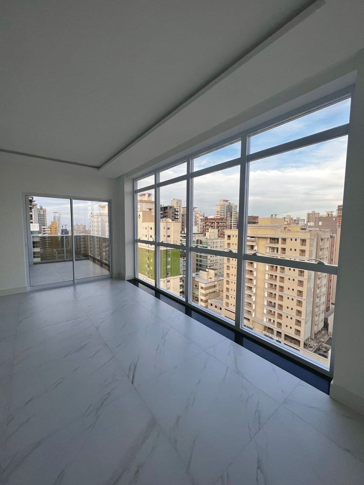 Apartamento Alto Padrão em Meia Praia