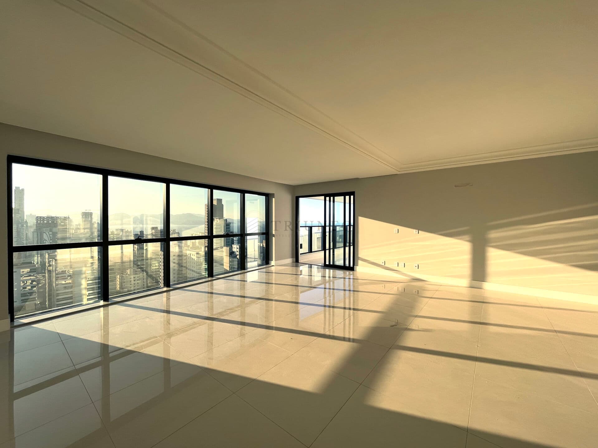 Apartamento QUADRA MAR Alto Padrão na Meia Praia