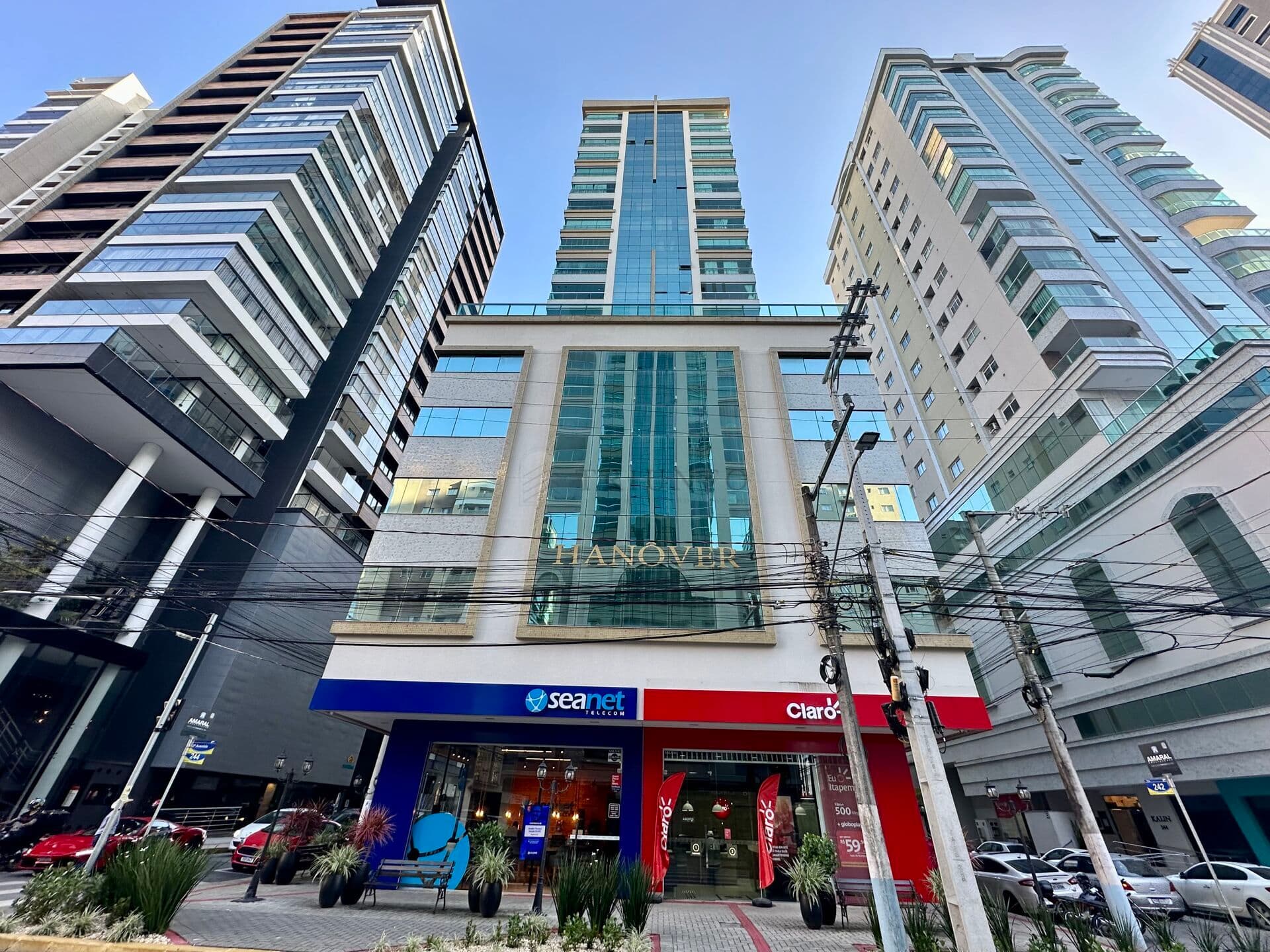 Apartamento mobiliado FRENTE AVENIDA, conheça o HANNOVER!