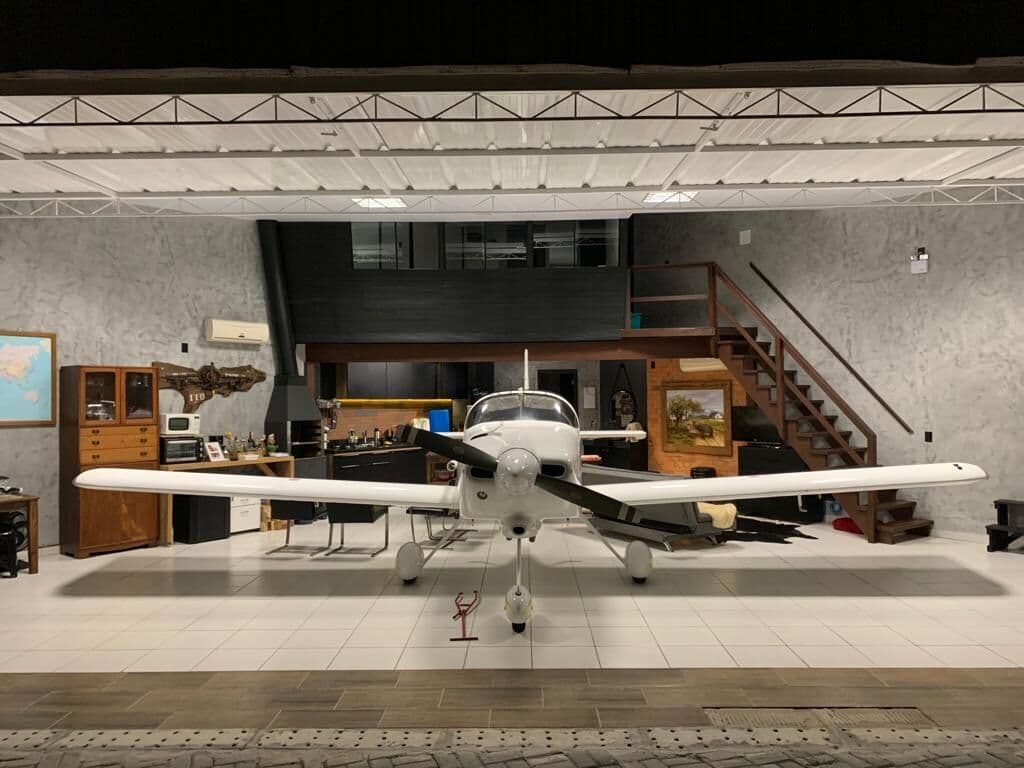 Hangar em Cond. Aeronáutico Costa Esmeralda em Porto Belo