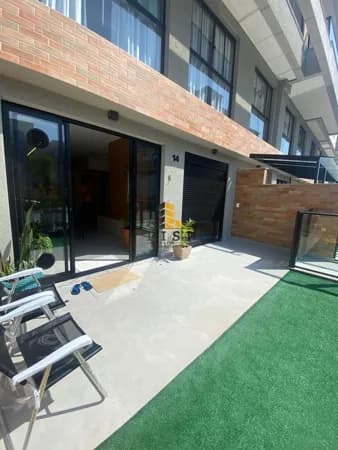 Apartamento Garden à venda mobiliado 2 suítes entre as praias de Canto Grande Bombinhas/SC