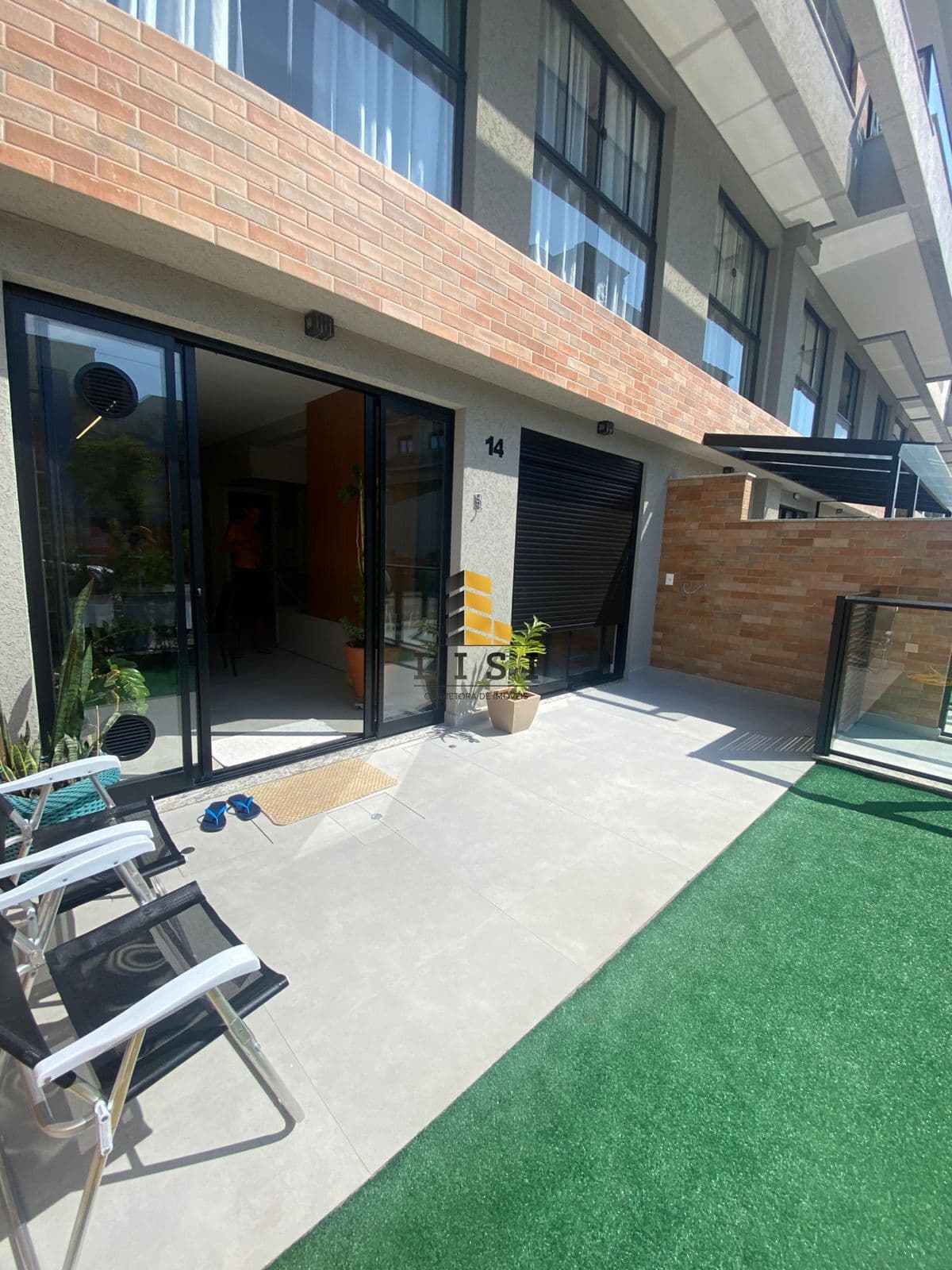 Apartamento Garden à venda mobiliado 2 suítes entre as praias de Canto Grande Bombinhas/SC