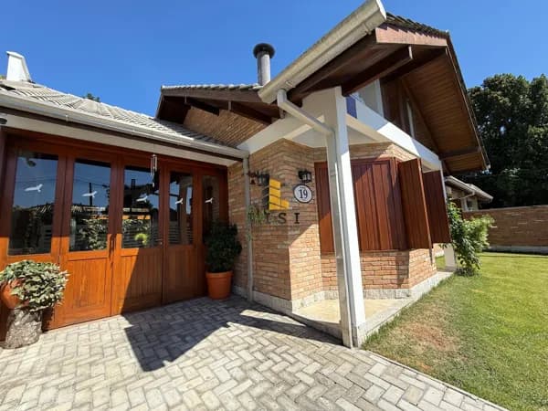 Casa à 480 metros da praia de Mariscal à venda em Bombinhas -SC.