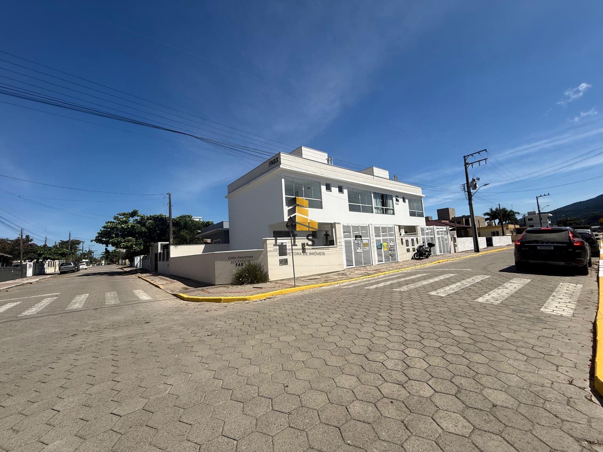 Sobrado com amplo espaço externo 2 suítes no à venda na praia de Zimbros, Bombinhas-SC.