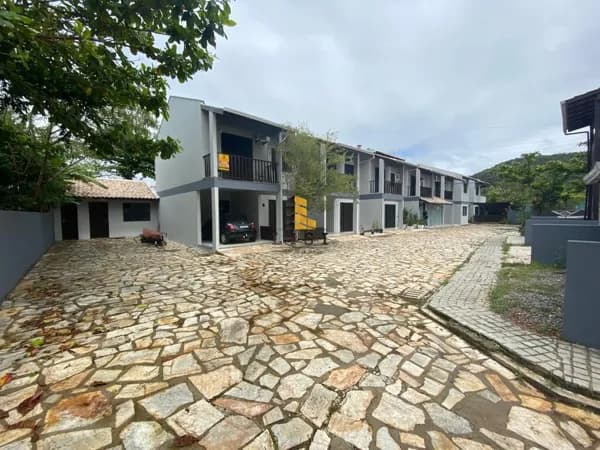 Sobrado a 100 metros do mar à venda em Bombinhas/SC