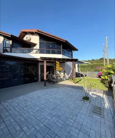 Casa ampla, mobiliada e perto da praia à venda na cidade de Bombinhas-SC