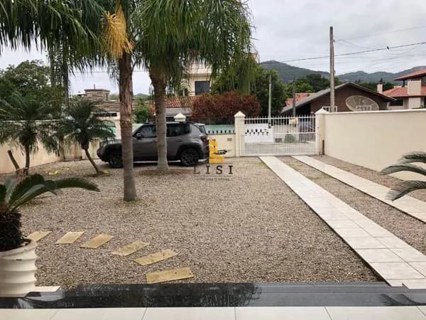 Casa com 3 dormitórios à venda na praia de Canto Grande Bombinhas SC.