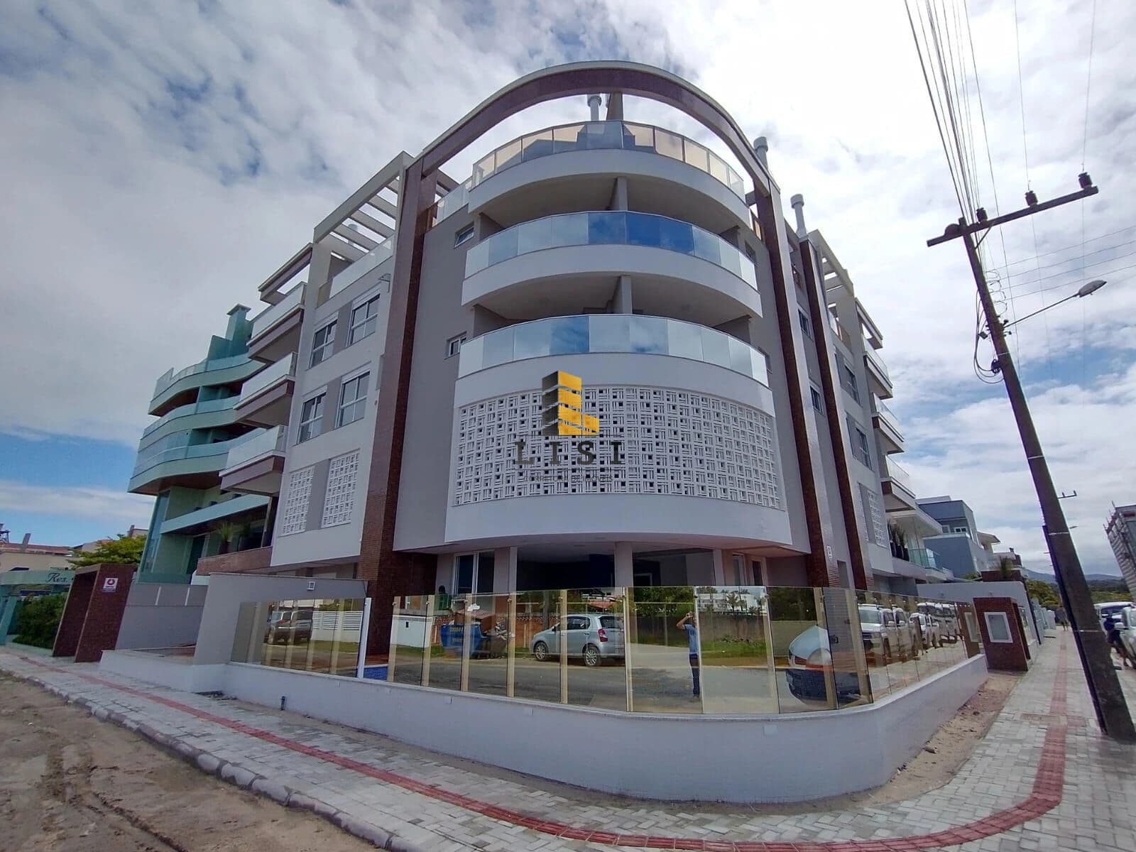 Cobertura com 2 suítes mobiliada próximo á praia do Mariscal