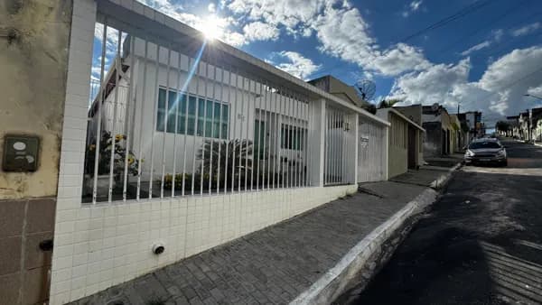 Casa Padrão à venda bairro São José/centro por R$650.000,00 em Garanhuns-PE