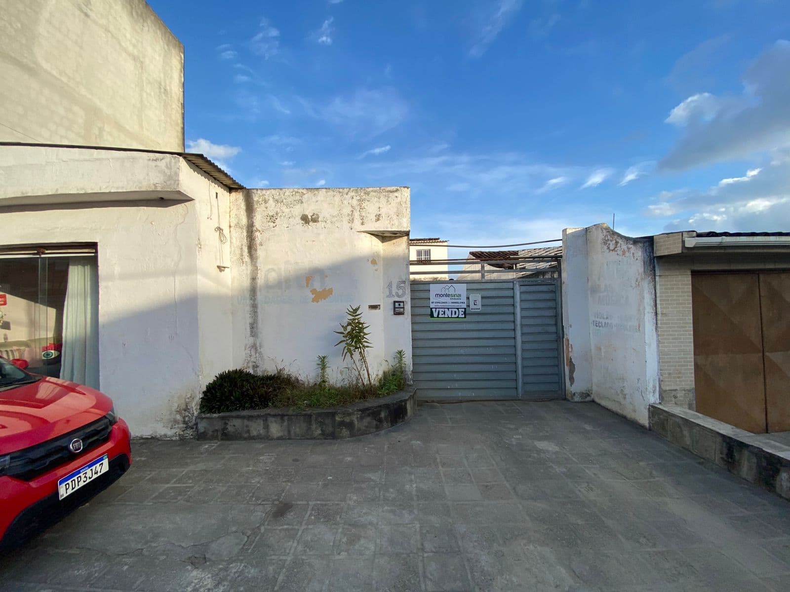 Casa Padrão a venda por R$ 450.000,00 com ponto comercial