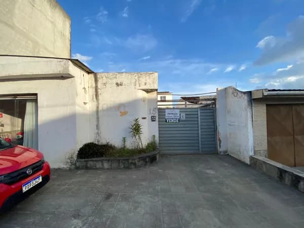 Casa Padrão a venda por R$ 450.000,00 com ponto comercial